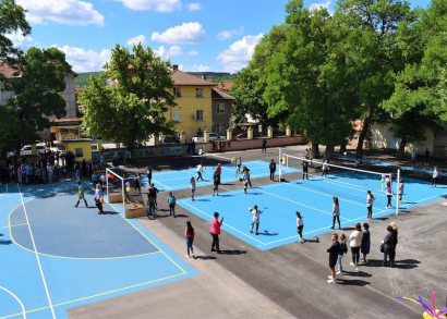 Image Bulgarie : une cour d’école réaménagée en terrain multisports