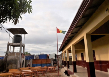 Château d’eau et bibliothèque pour une école de Conakry