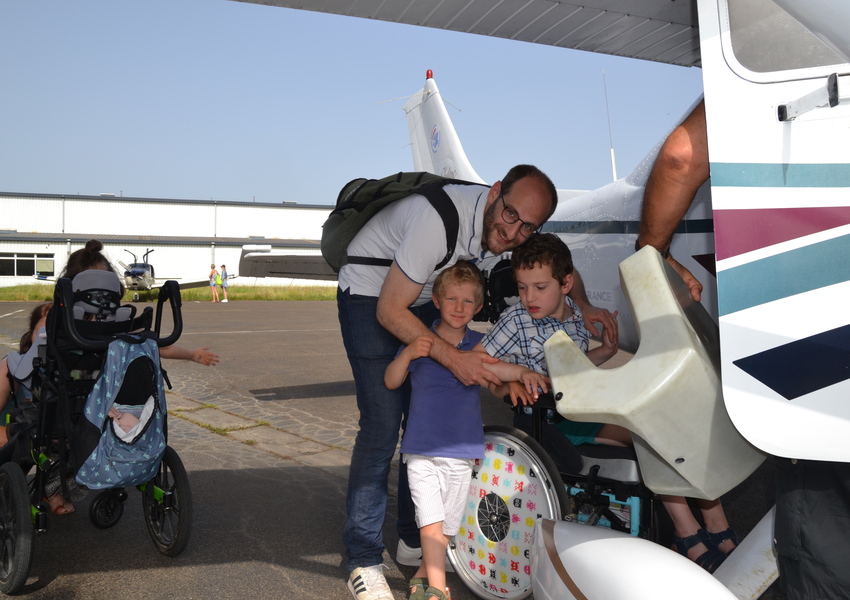 Image DES PERSONNES HANDICAPÉES SURVOLENT LA VALLÉE DE CHEVREUSE