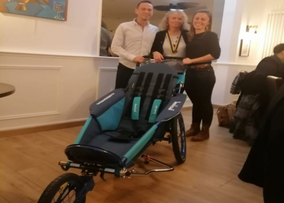 Image Un fauteuil permet à un enfant de faire du sport