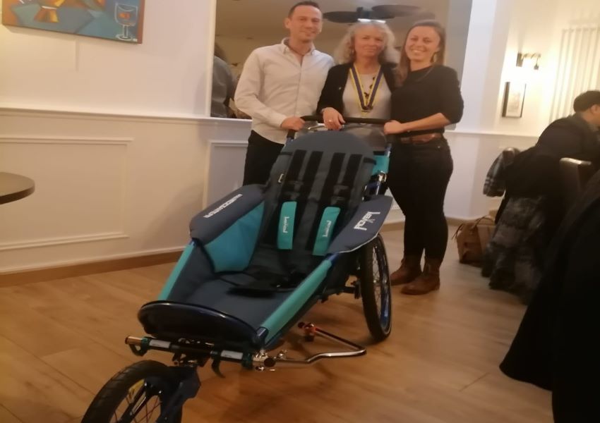 Image Un fauteuil permet à un enfant de faire du sport