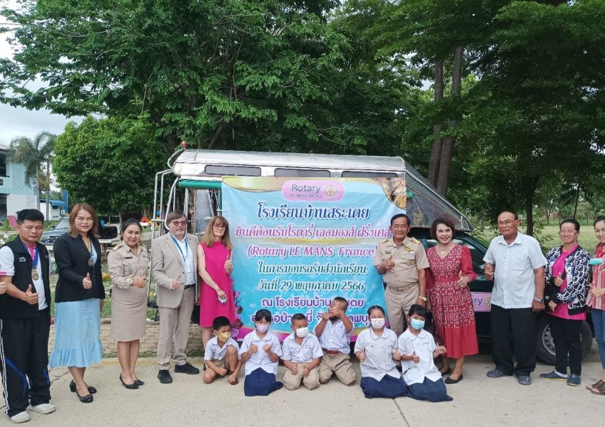 Un véhicule de transport scolaire offert en Thaïlande