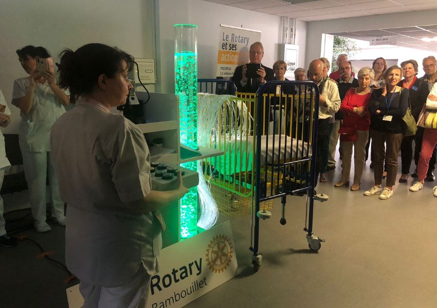 Image Un chariot Snoezelen pour des enfants soignés à l'hôpital de Rambouillet