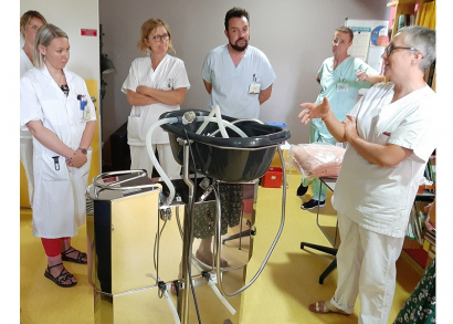 Image UNE SALLE DE BAIN MOBILE POUR LES SOINS PALLIATIFS