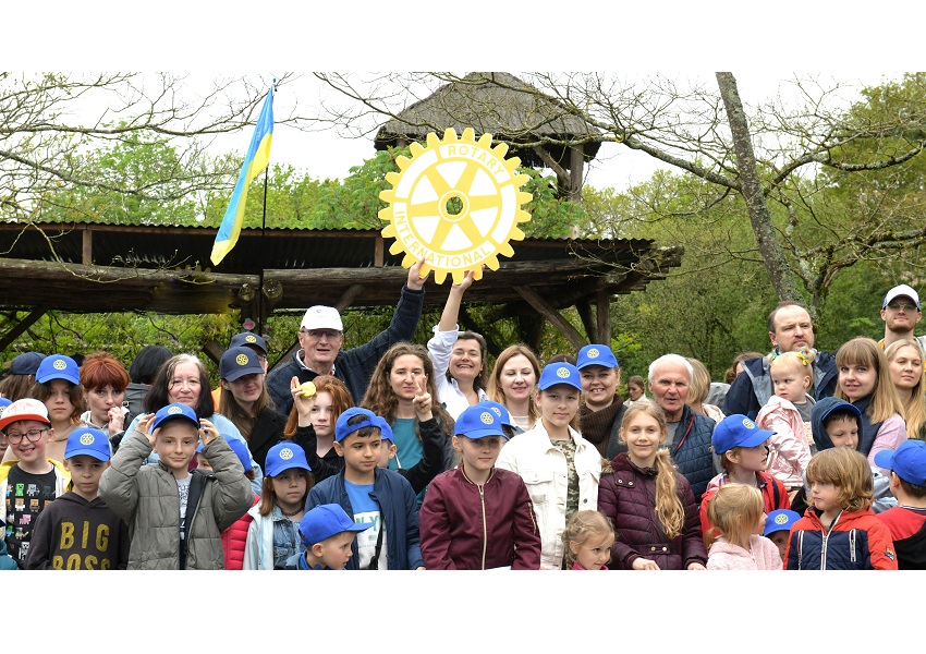 Image DES ENFANTS UKRAINIENS AU ZOO