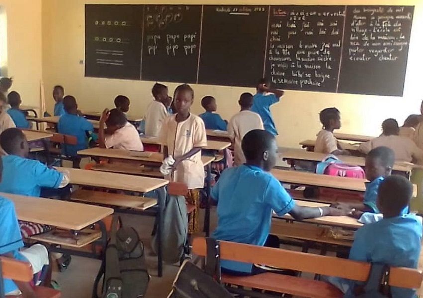 Image DES ÉLÈVES HEUREUX DANS DE VRAIES SALLES DE CLASSE