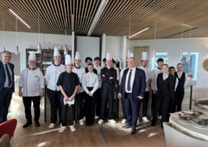 Image DES NON-VOYANTS REÇUS PAR DES ÉLÈVES CUISINIERS
