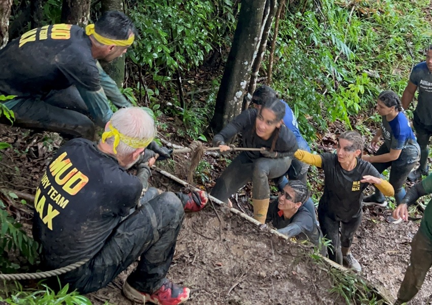 Image TRAÎNÉS DANS LA BOUE PAR LE ROTARY !