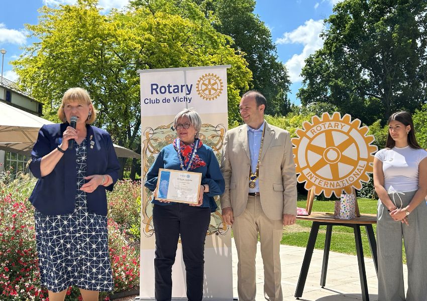 Image A VICHY, STEPHANIE URCHICK ENCOURAGE A LIRE ROTARY MAG