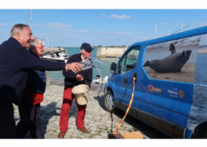 Image UN VÉHICULE QUI SAUVE DES MAMMIFÈRES MARINS ÉCHOUÉS
