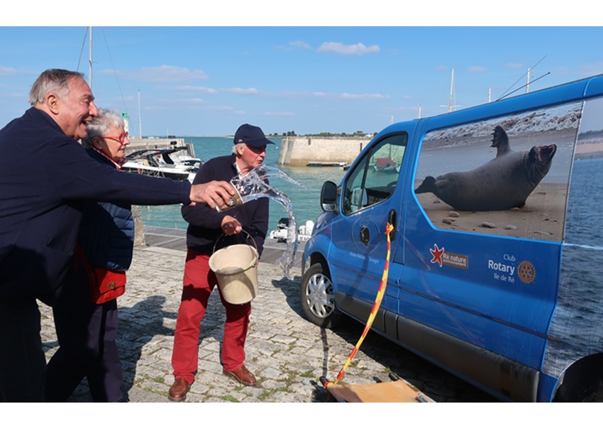 Image UN VÉHICULE QUI SAUVE DES MAMMIFÈRES MARINS ÉCHOUÉS
