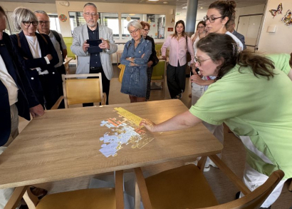 Image UNE TABLE MAGIQUE LUTTE CONTRE ALZHEIMER A SEDAN