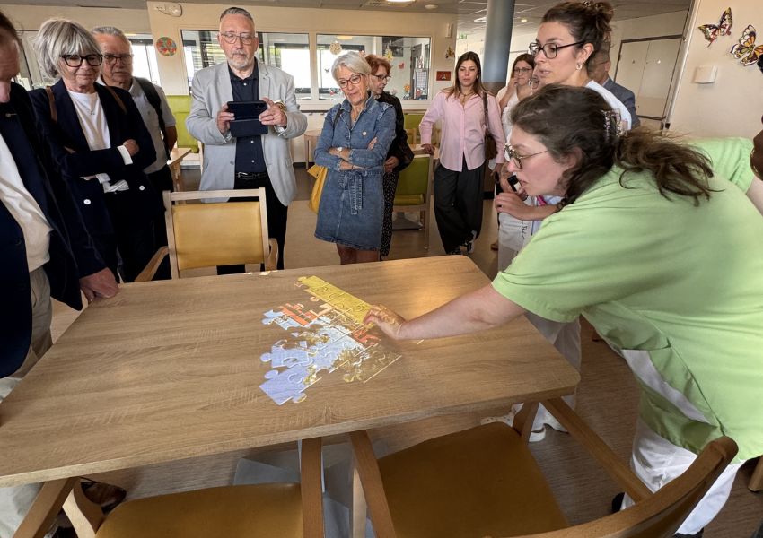 Image UNE TABLE MAGIQUE LUTTE CONTRE ALZHEIMER A SEDAN