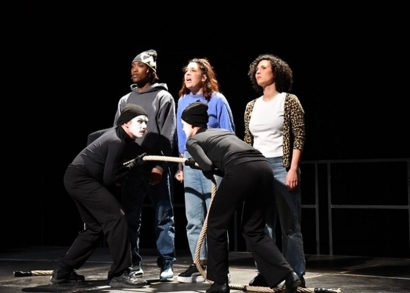 Image UN CENTENAIRE S'INTÉRESSE AU DEVENIR DES JEUNES