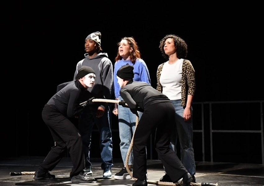 Image UN CENTENAIRE S'INTÉRESSE AU DEVENIR DES JEUNES