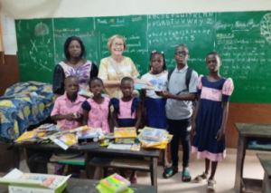 Image DU MATÉRIEL SCOLAIRE POUR UNE ÉCOLE BÉNINOISE