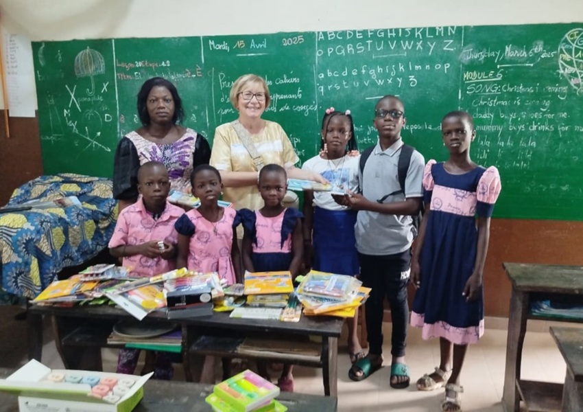Image DU MATÉRIEL SCOLAIRE POUR UNE ÉCOLE BÉNINOISE