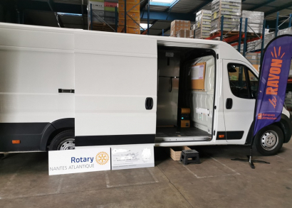 Image UN CAMION POUR LIVRER DES DONS ALIMENTAIRES