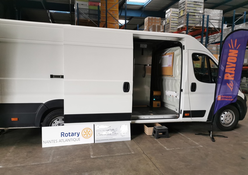 Image UN CAMION POUR LIVRER DES DONS ALIMENTAIRES