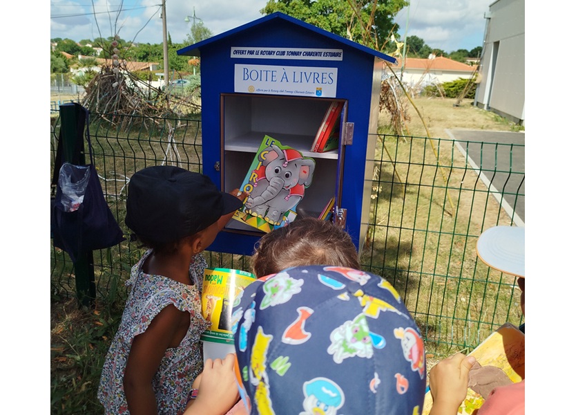 Image UNE BOÎTE À LIVRES À L'ÉCOLE MATERNELLE