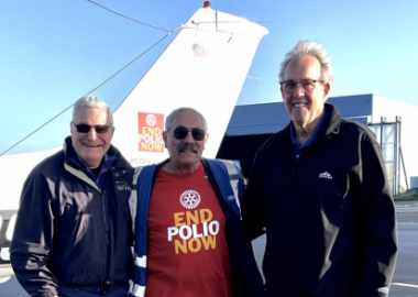 DES ROTARIENS VOLENT POUR ÉRADIQUER LA POLIO