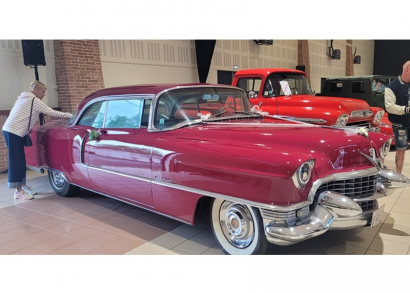 Image DES VOITURES EXPOSÉES POUR DU MATÉRIEL MÉDICAL