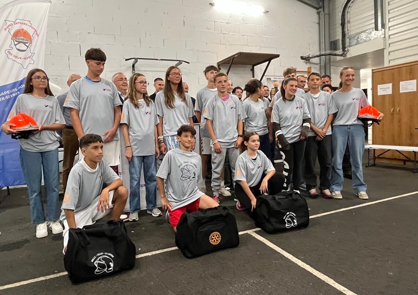 Image DE JEUNES SAPEURS-POMPIERS ENCOURAGÉS