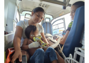 Image DES PELUCHES QUI RASSURENT DES ENFANTS HÉLIPORTÉS