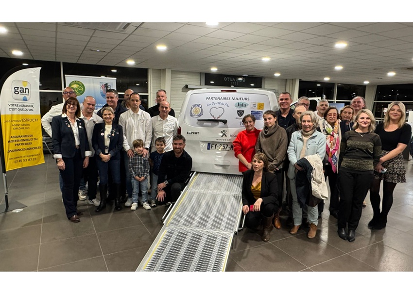 Image UN VÉHICULE PERMET À INÈS DE SE DÉPLACER