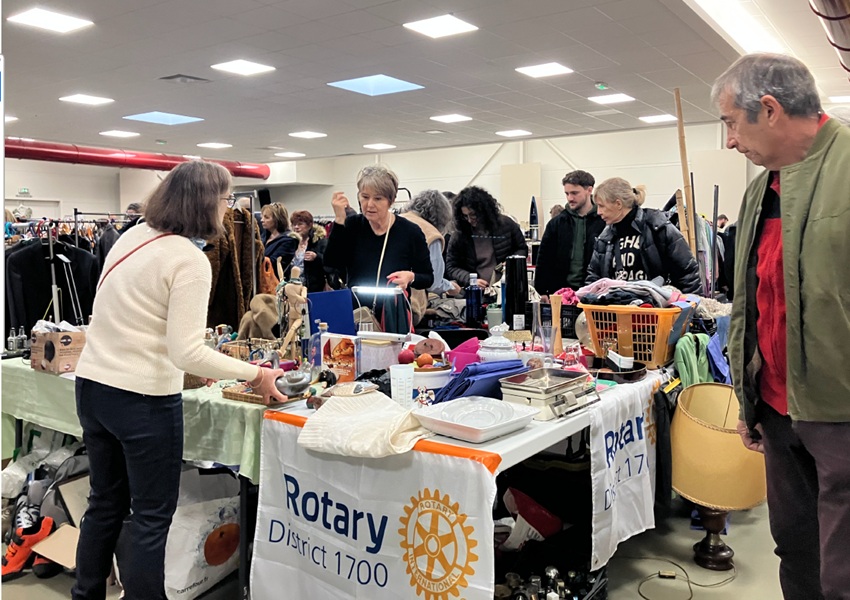 Image VIDE GRENIERS POUR UN CHIEN QUI APAISE L’AUTISME