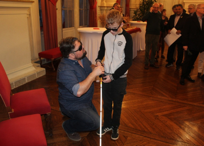 Image DU VIN POUR DES CANNES BLANCHES ÉLECTRONIQUES