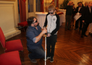 Image DU VIN POUR DES CANNES BLANCHES ÉLECTRONIQUES