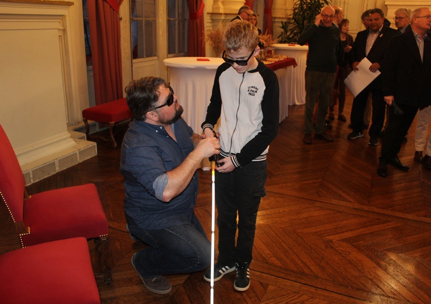 Image DU VIN POUR DES CANNES BLANCHES ÉLECTRONIQUES