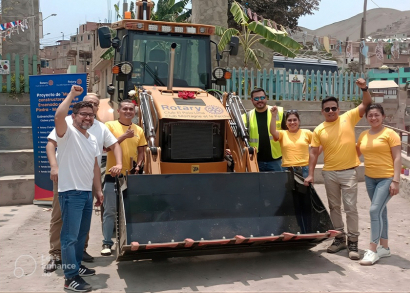 Image UNE TRACTOPELLE POUR UN BIDONVILLE DU PÉROU