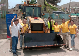 Image UNE TRACTOPELLE POUR UN BIDONVILLE DU PÉROU