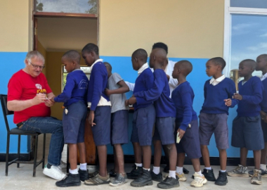 DES ROTARIENS VACCINENT DES ENFANTS CONTRE LA POLIO EN TANZANIE