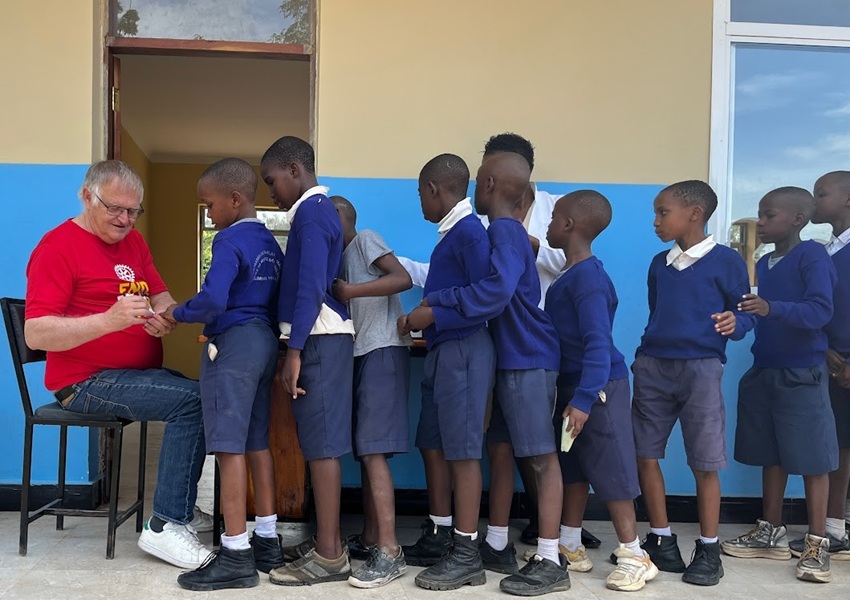 DES ROTARIENS VACCINENT DES ENFANTS CONTRE LA POLIO EN TANZANIE