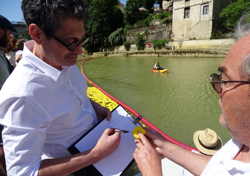 Image DES CANARDS CONCOURENT POUR DES PATIENTS