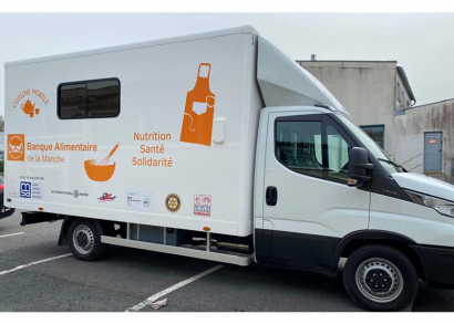 Image UN CAMION RÉFRIGÉRÉ POUR LIVRER DES REPAS