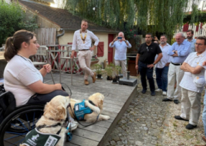 Image UN CHIEN QUI ASSISTE SON MAÎTRE