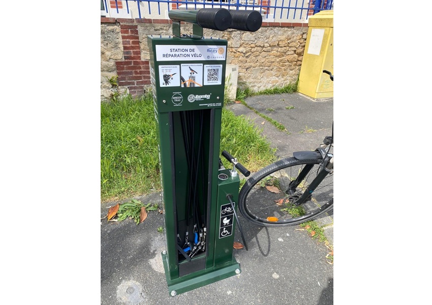 Image UNE BORNE DE RÉPARATION DE VÉLOS